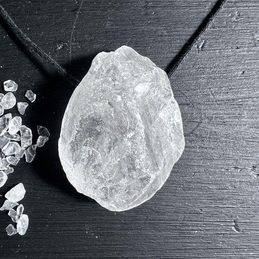 Großer Bergkristallanhänger, roh und gebohrt. Mit verstellbarem Band | Happy Minerals