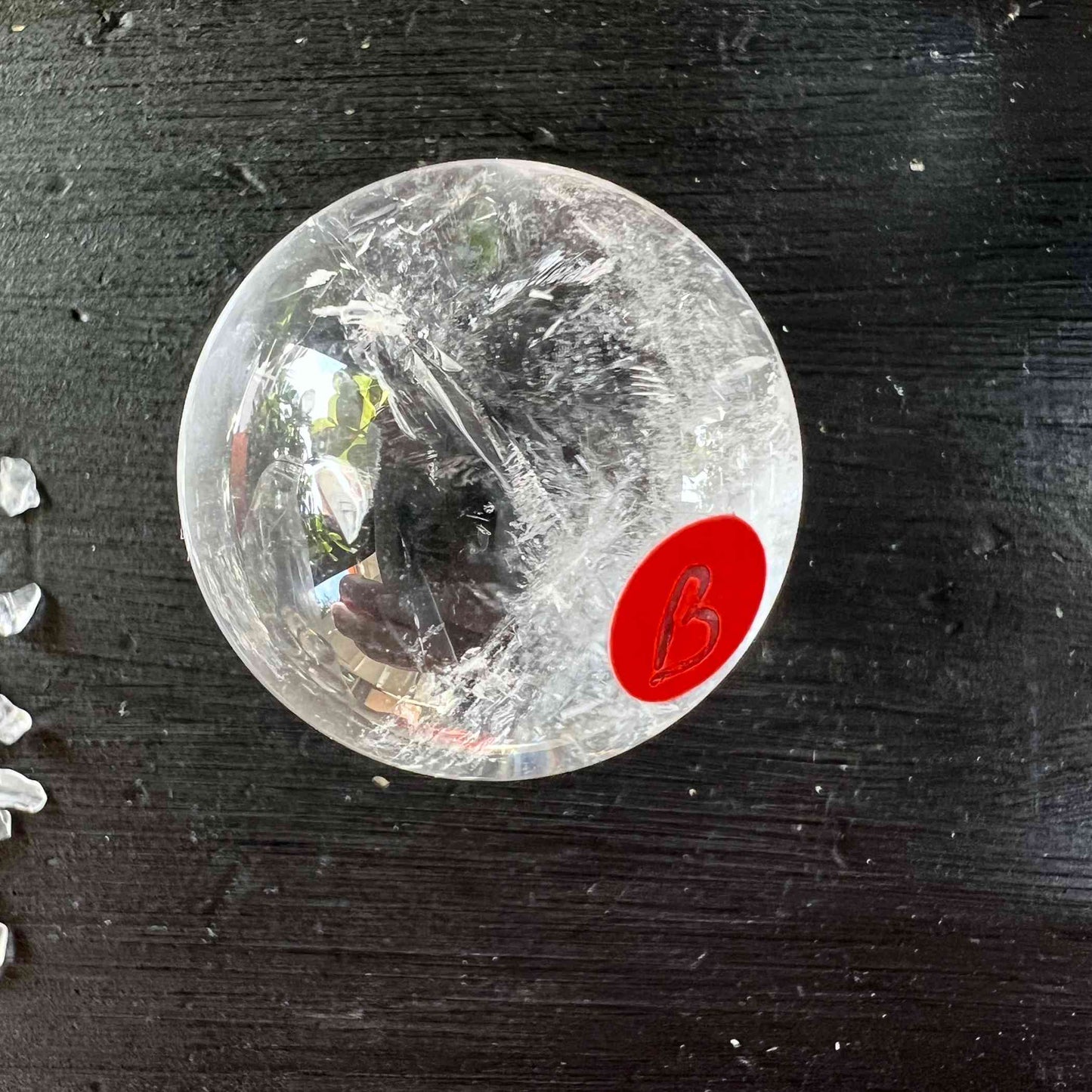 Bergkristall 3cm Kugel, klar auf schwarzem Holz | Happy Minerals