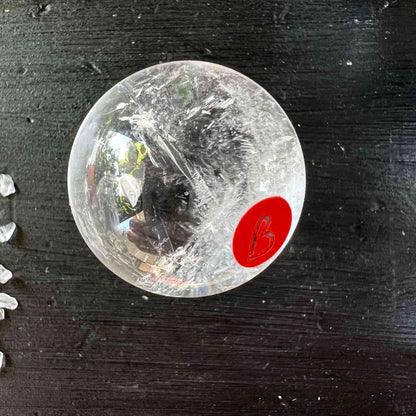 Bergkristall 3cm Kugel, klar auf schwarzem Holz | Happy Minerals