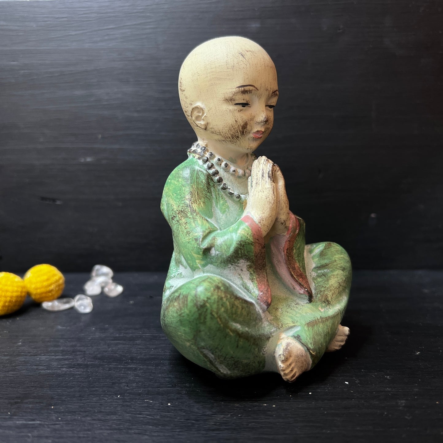 Betender Mönch Statue für Frieden, Seite