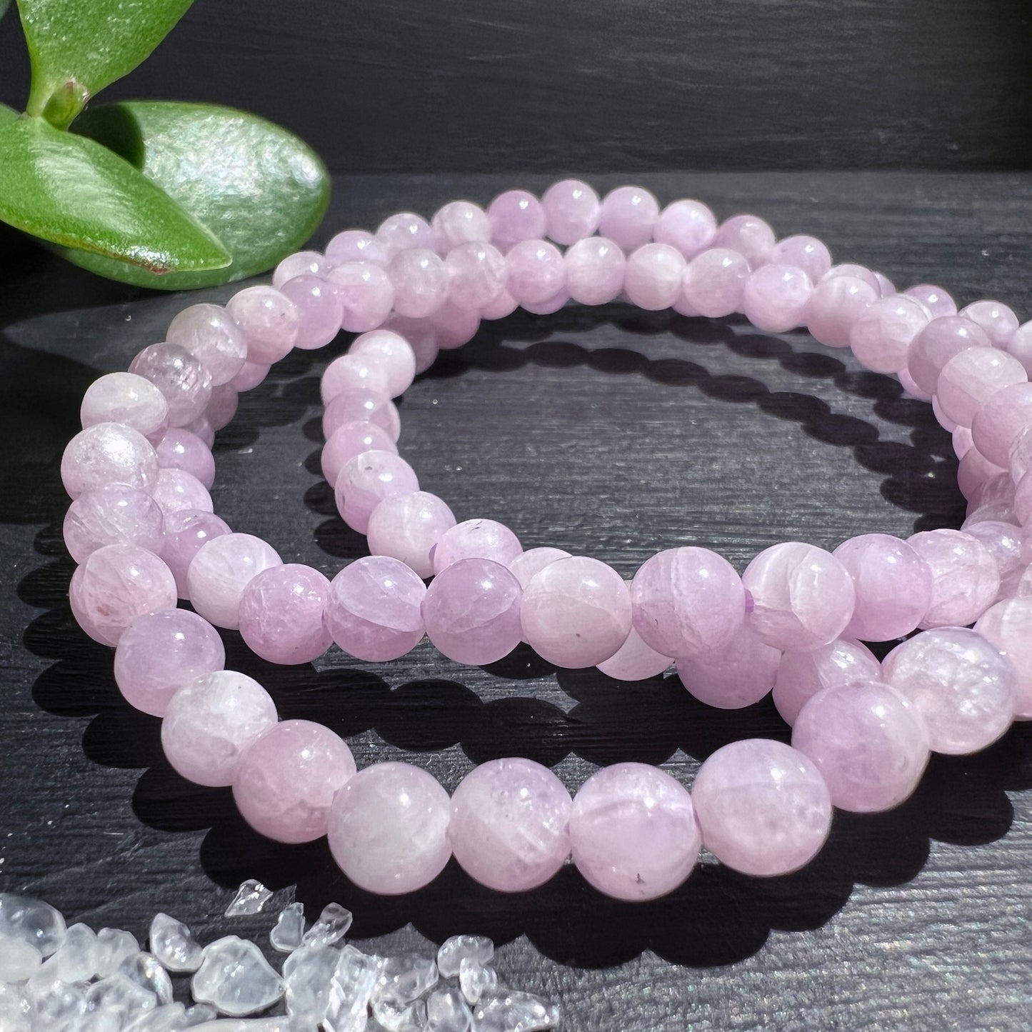 Bezauberndes Rosa Kunzit Armband – ein echtes Schmuckstück für dein Herz.  Mit 5mm runden Kugelperlen und einer Länge von ca. 19cm ist es angenehm zu tragen. | Happy Minerals