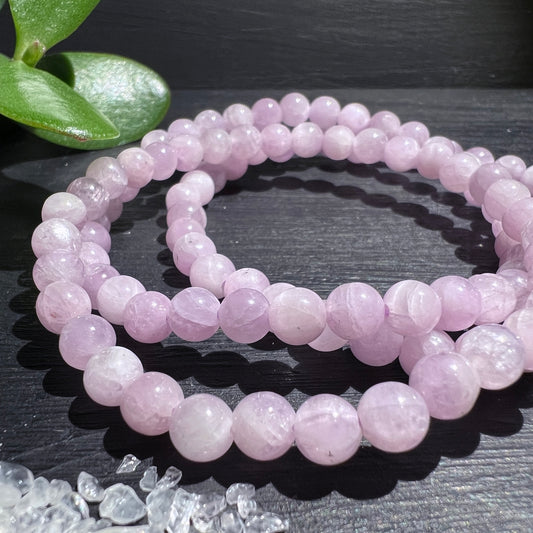 Bezauberndes Rosa Kunzit Armband – ein echtes Schmuckstück für dein Herz.  Mit 5mm runden Kugelperlen und einer Länge von ca. 19cm ist es angenehm zu tragen. | Happy Minerals