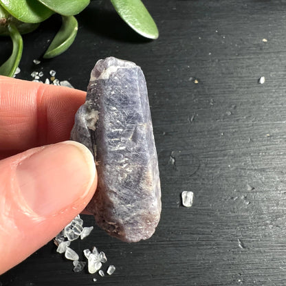 Unbehandelter bicolor Saphir Rohstein in der Hand | blauviolette Farbnuancen | Happy Minerals