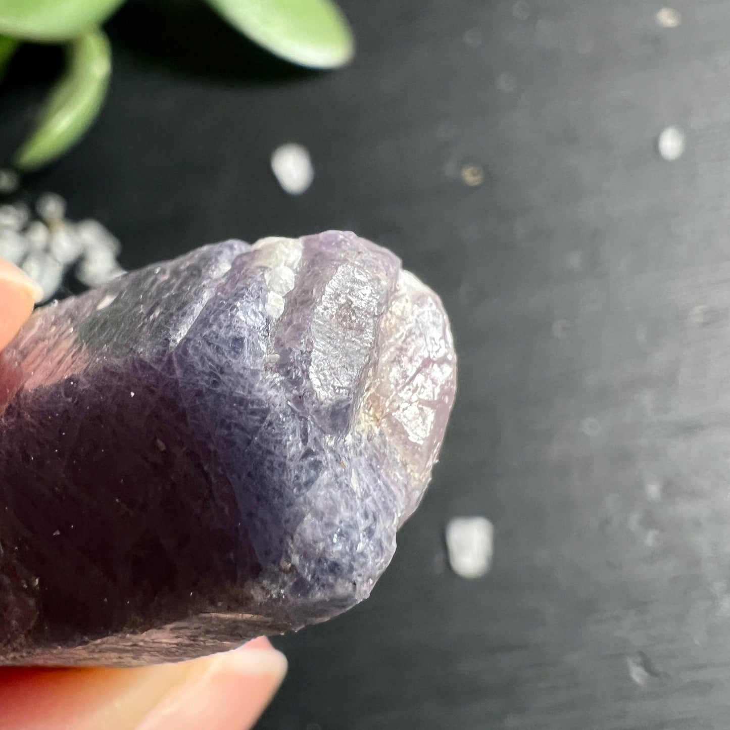 Nahaufnahme rosa-blauer Saphir Rohkristall | tiefes Violettblau trifft zartes Rosa | Happy Minerals
