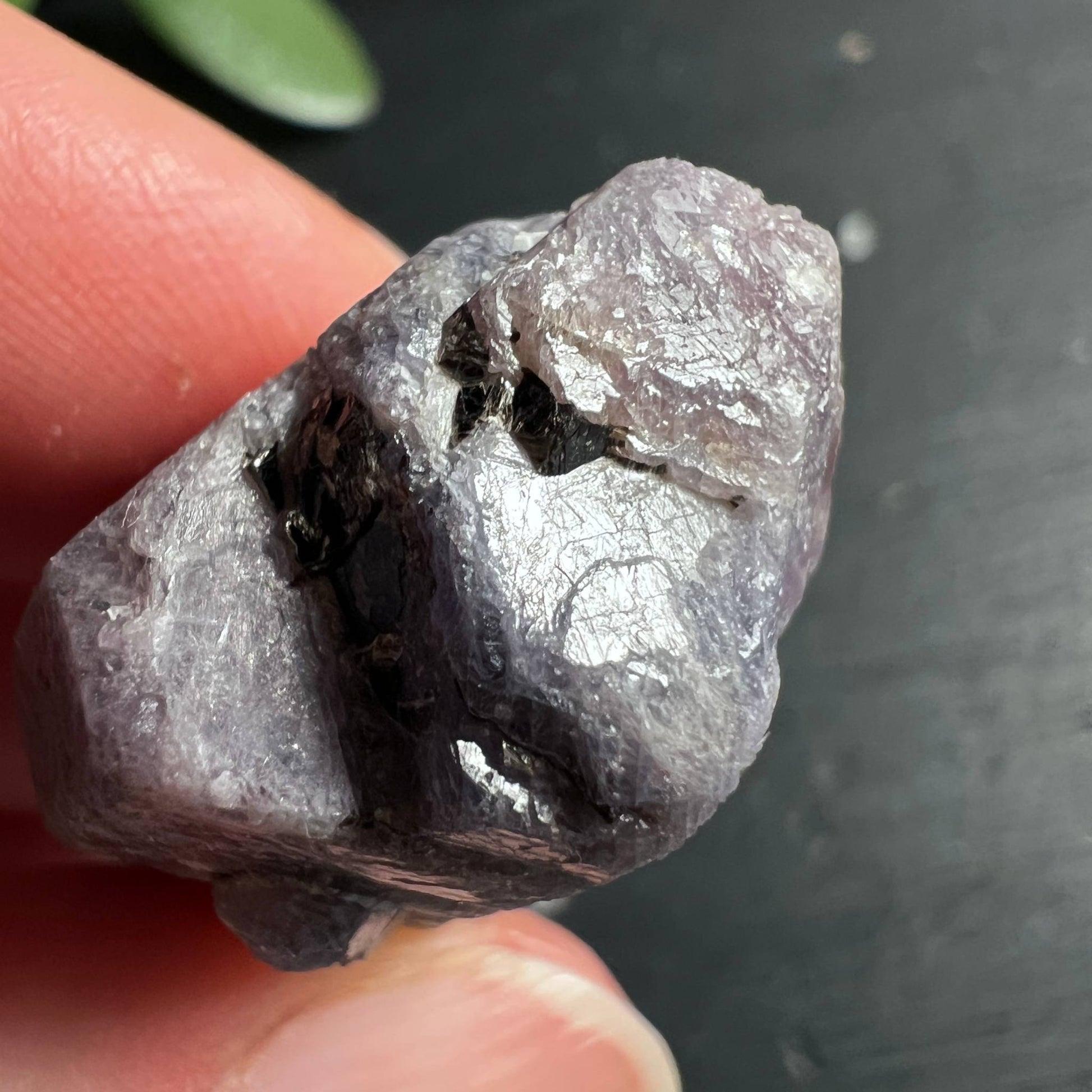 Detailansicht Saphir Rohstein mit natürlichen Kristallflächen | silbriger Glanz | Happy Minerals
