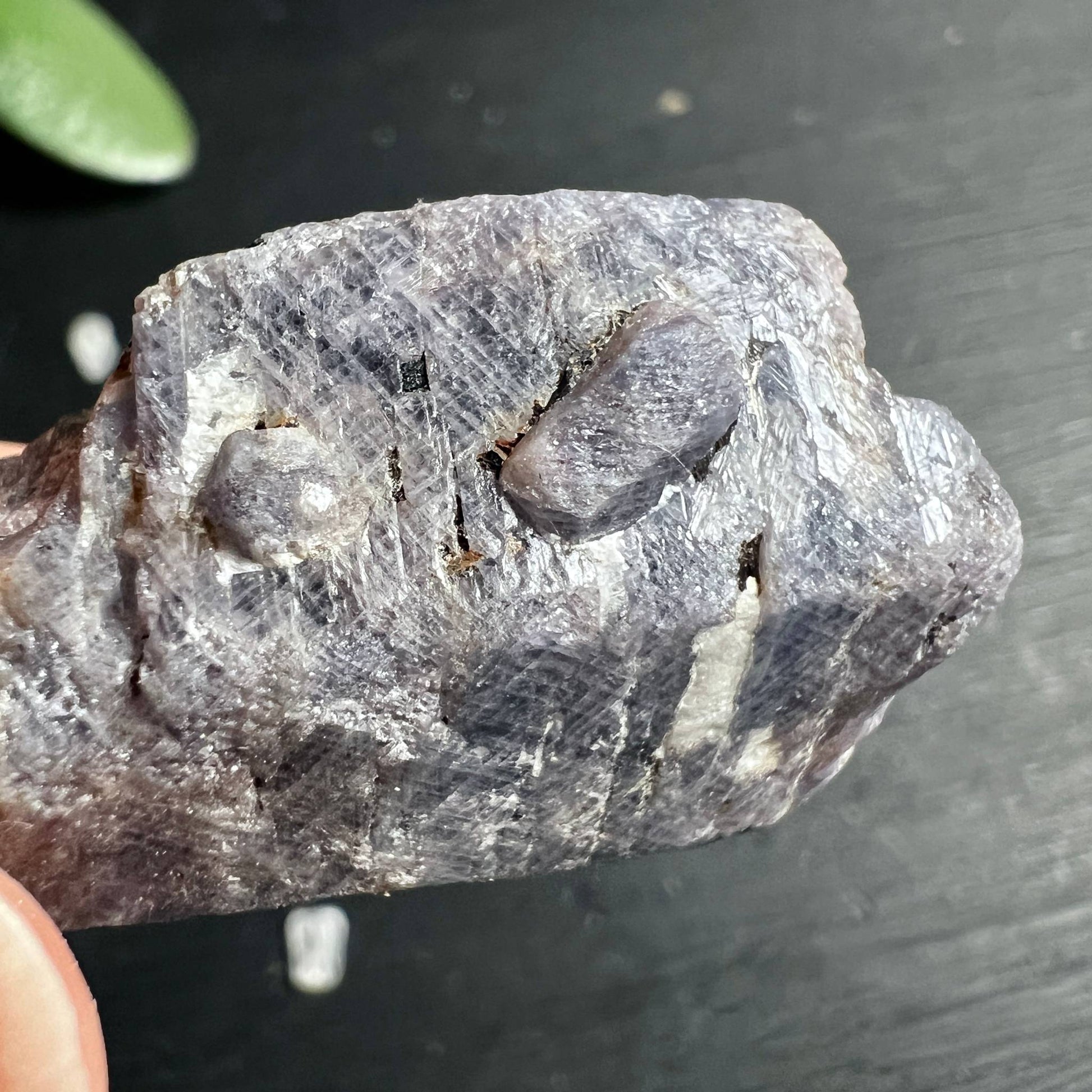 Bicolor Saphir roh mit sichtbarer Kristallstruktur | faszinierende Wachstumsmuster | Happy Minerals
