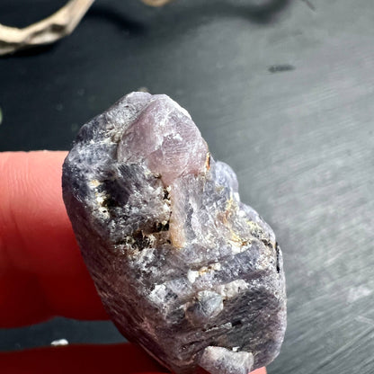 Saphir Rohstein Madagaskar mit rosa Kristallspitze | natürliche Schönheit unbehandelt | Happy Minerals