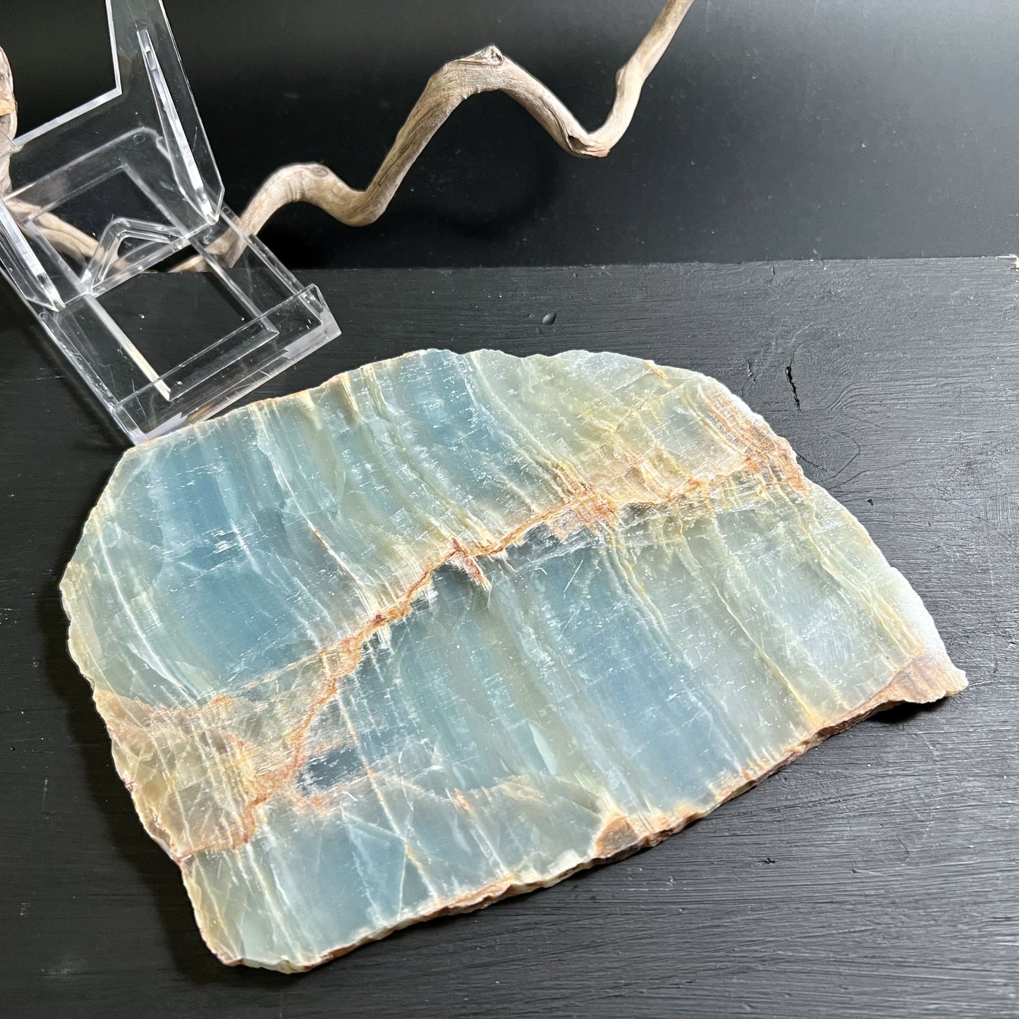 Blaue Aragonit Scheibe mit Licht, liegend | Happy Minerals