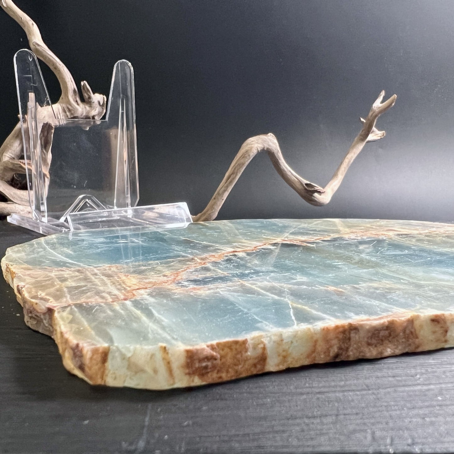 Blaue Aragonit Scheibe mit Licht, seitlich | Happy Minerals