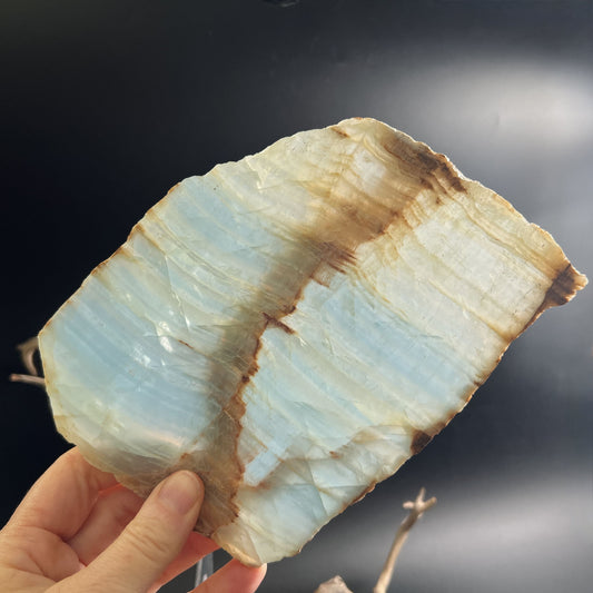 Blaue Aragonit Scheibe mit Licht und in der Hand | Happy Minerals