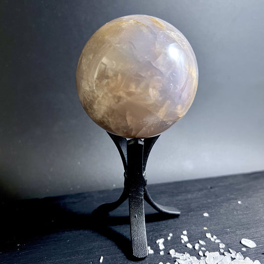 Blaue Rosenquarz Kugel 67mm auf schwarzem Ständer aus Madagaskar | Happy Minerals