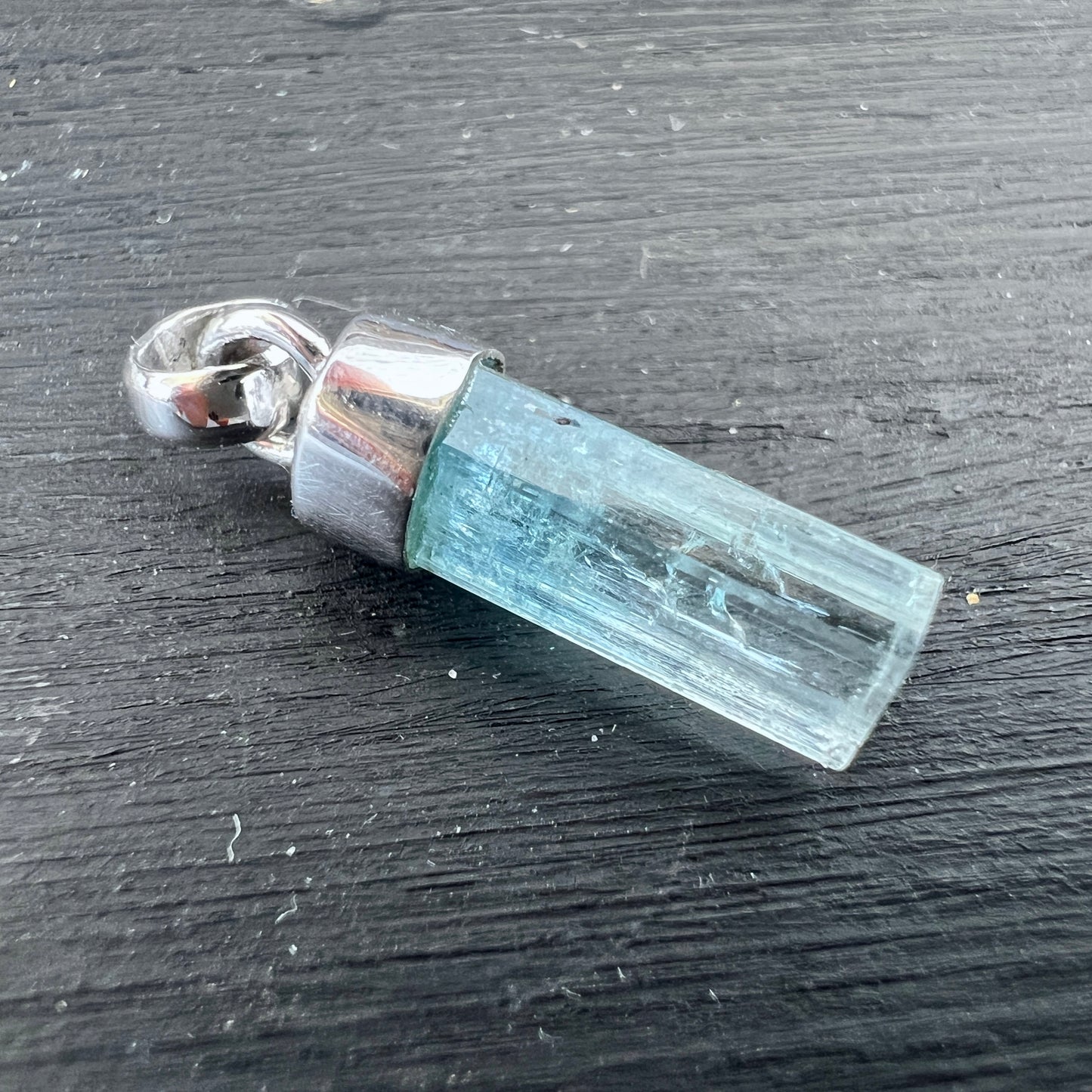 Blauer Aquamarin Anhänger aus Namibia. Natürliche Spitze – ungeschliffen. | Happy Minerals