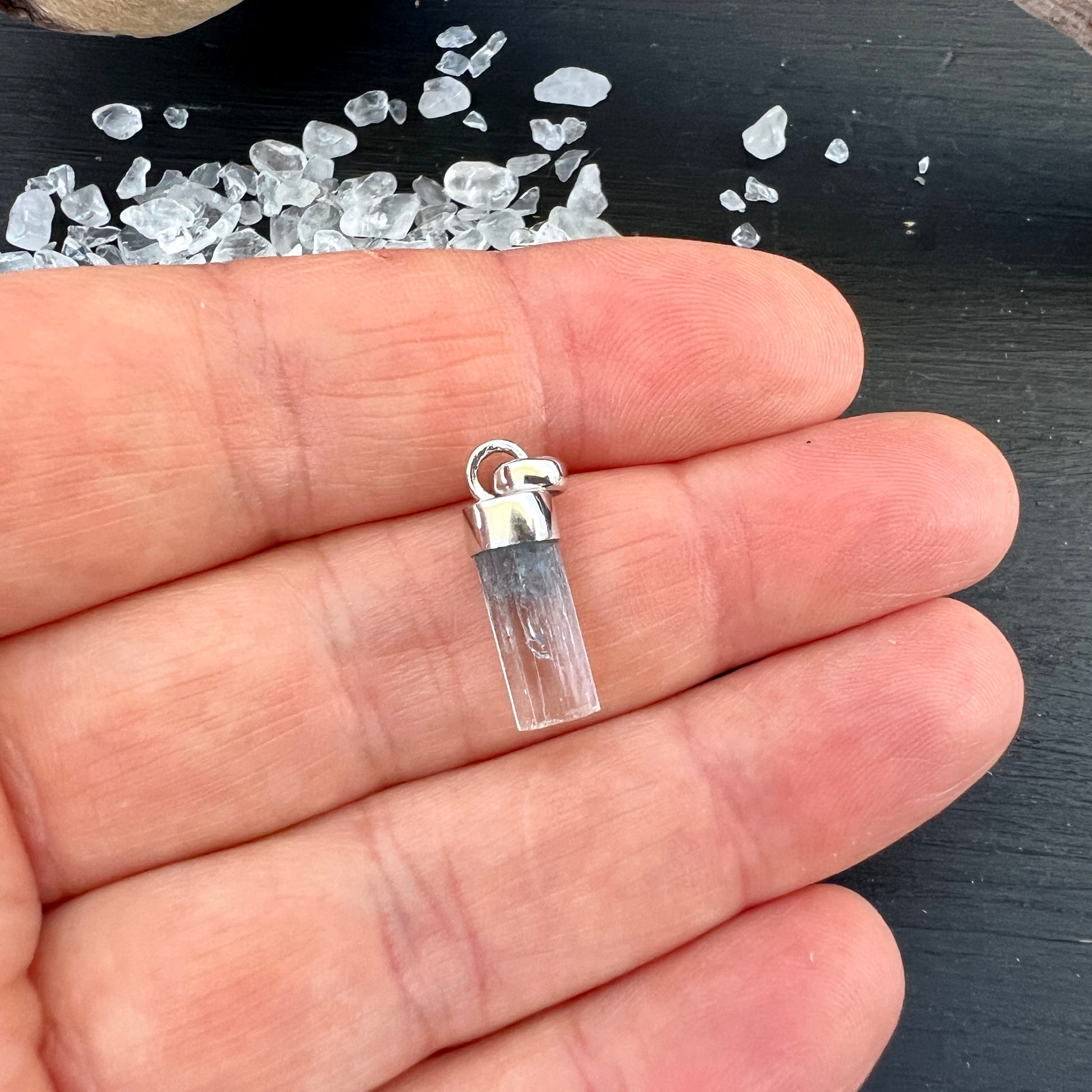 Blauer Aquamarin Anhänger aus Namibia. Natürliche Spitze – ungeschliffen. In der Hand. | Happy Minerals