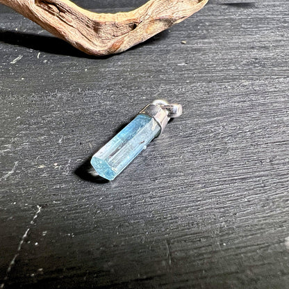 Blauer Aquamarin Anhänger mit natürlicher Spitze | Happy Minerals