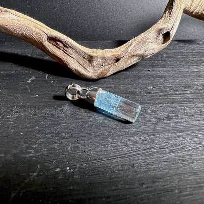 Blauer Aquamarin Anhänger aus Namibia mit Silber | Happy Minerals