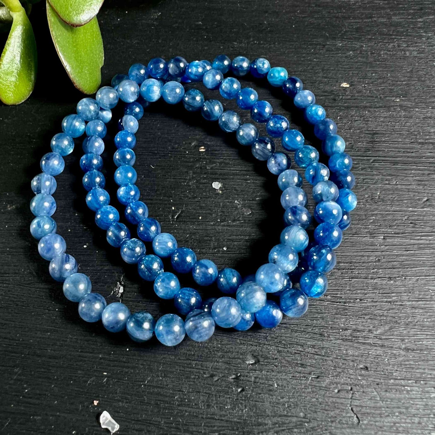 Dieses blaue Kyanit Armband schimmert wie ein klarer Nachthimmel | Happy Minerals