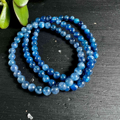 Dieses blaue Kyanit Armband schimmert wie ein klarer Nachthimmel | Happy Minerals