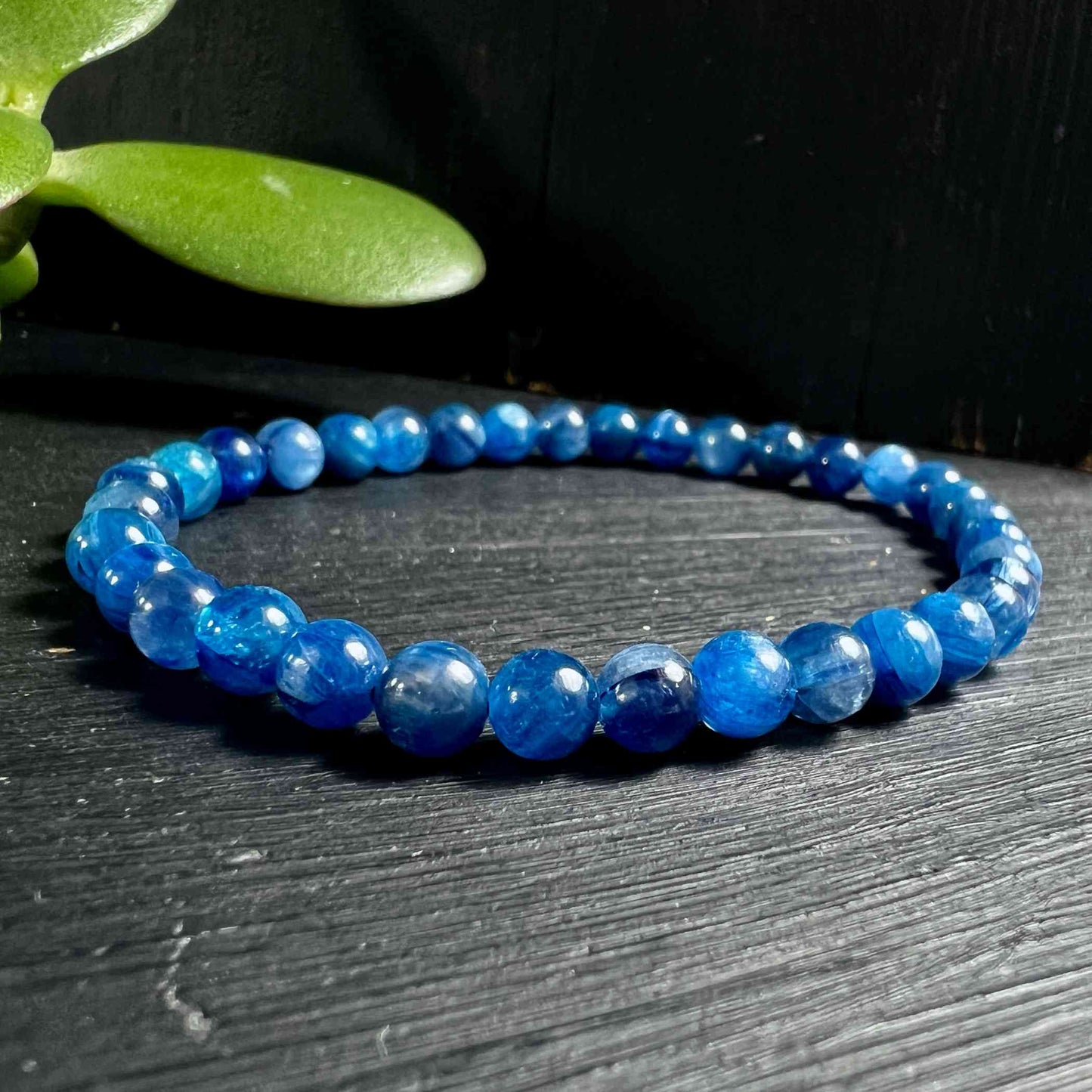 Blaues Kyanit Armband mit 6mm Perlen | Happy Minerals