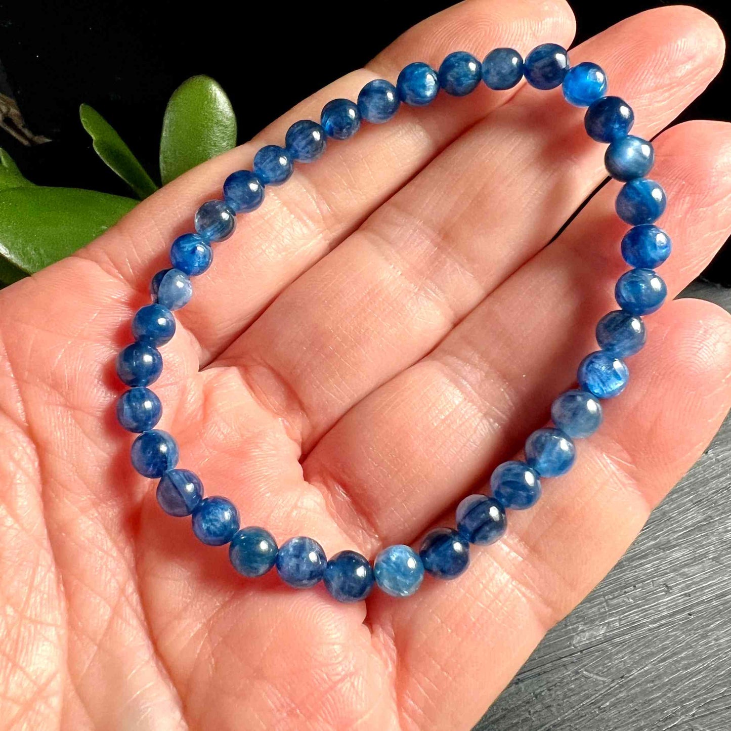 Blaues Kyanit Armband mit 6mm Perlen in der Hand| Happy Minerals