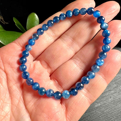 Blaues Kyanit Armband mit 6mm Perlen in der Hand| Happy Minerals