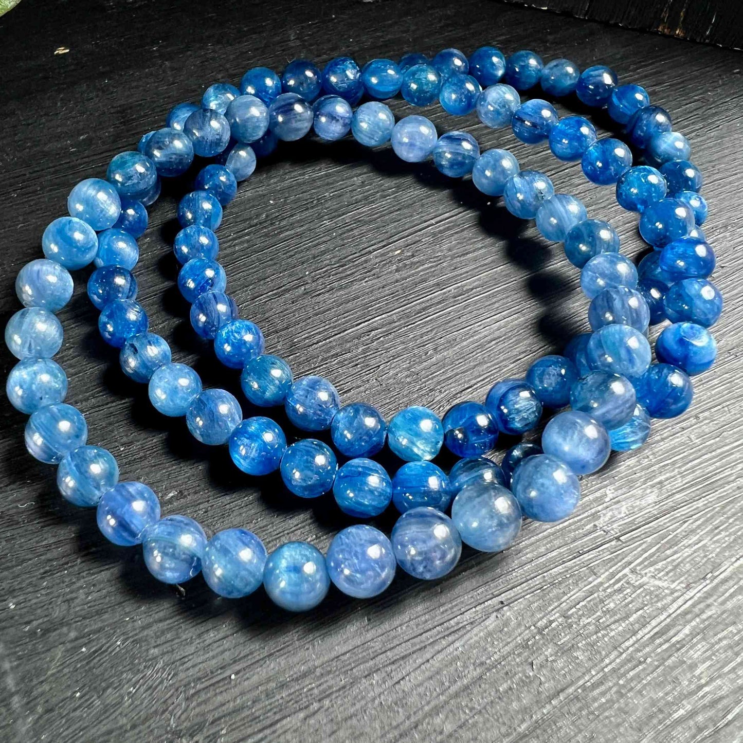 Blaue Kyanit Armbänder mit 6mm Perlen | Happy Minerals