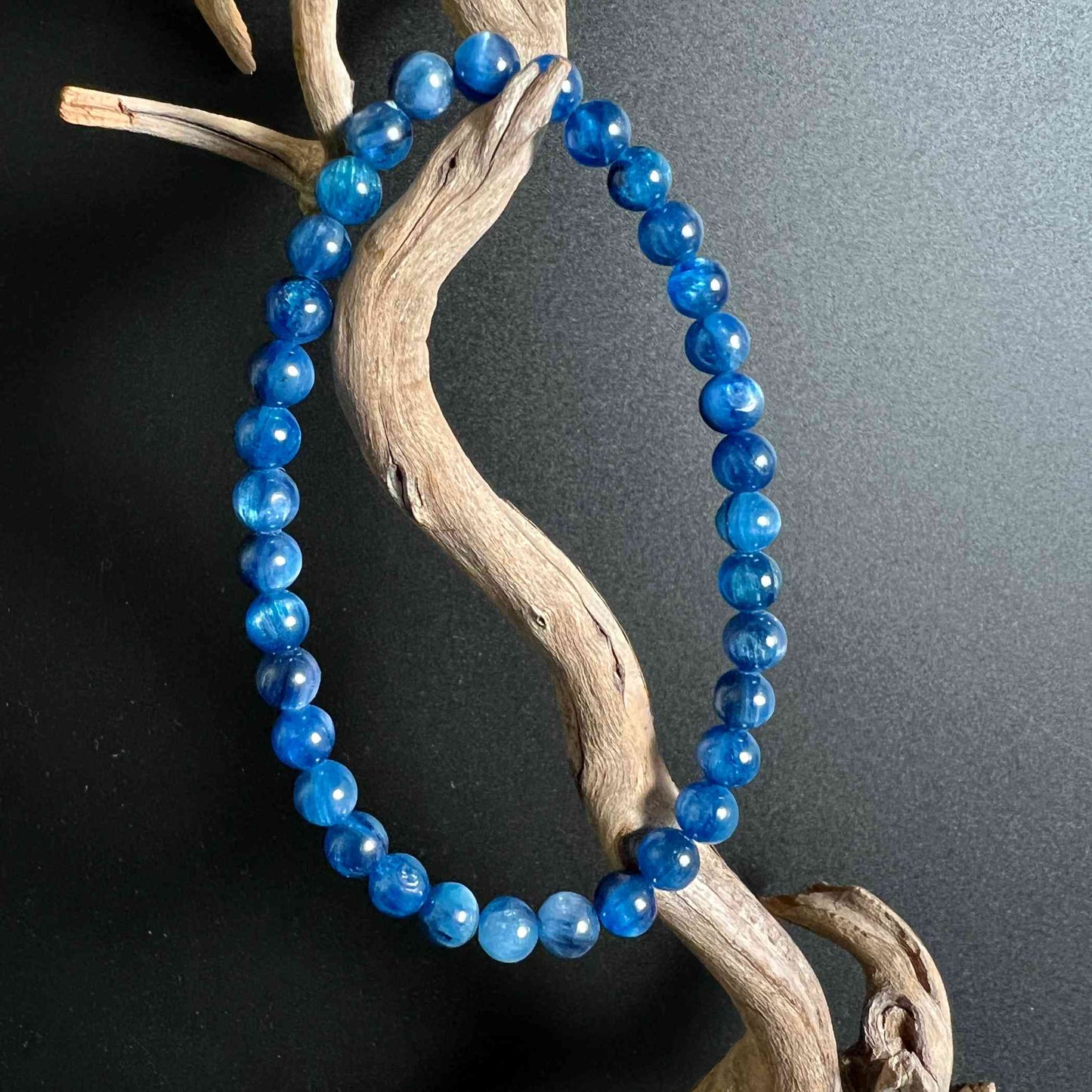 Blaues Kyanit Armband mit 6mm Perlen an Ast hängend| Happy Minerals