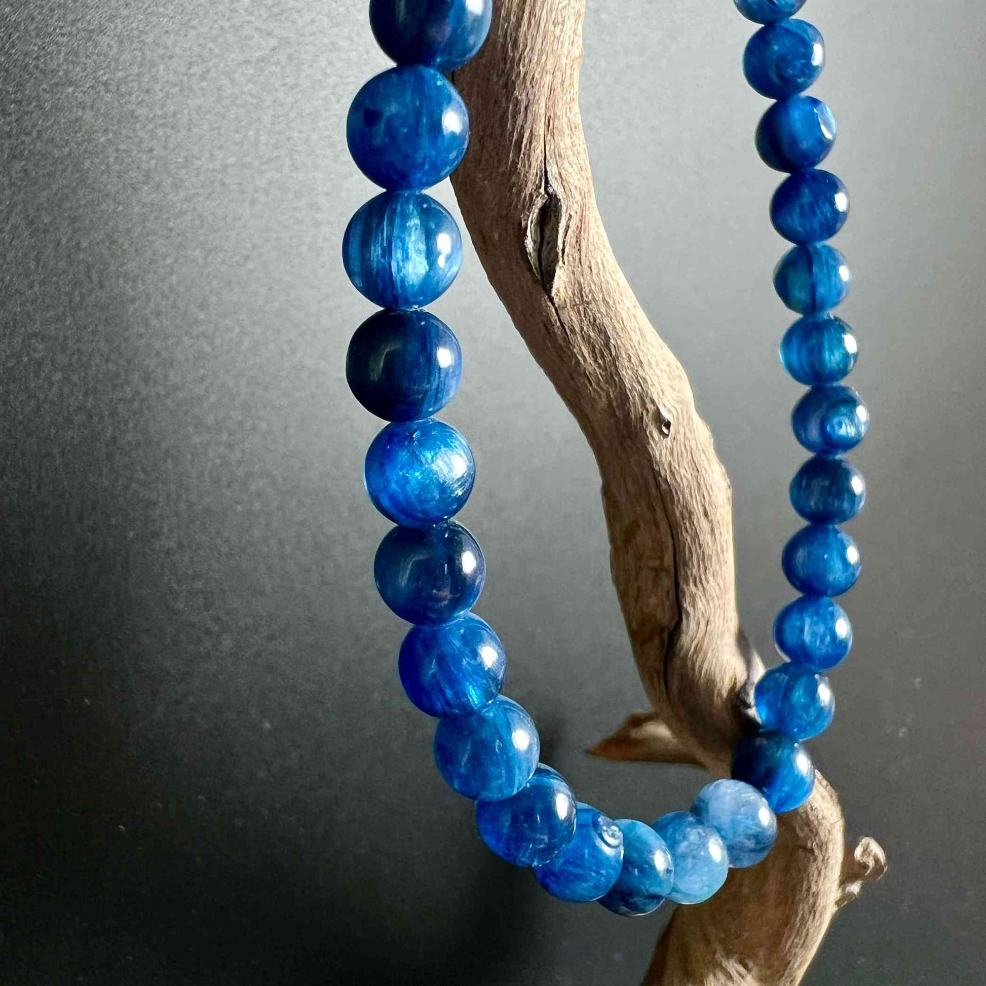 Blaues Kyanit Armband mit 6mm Perlen Nahaufnahme| Happy Minerals