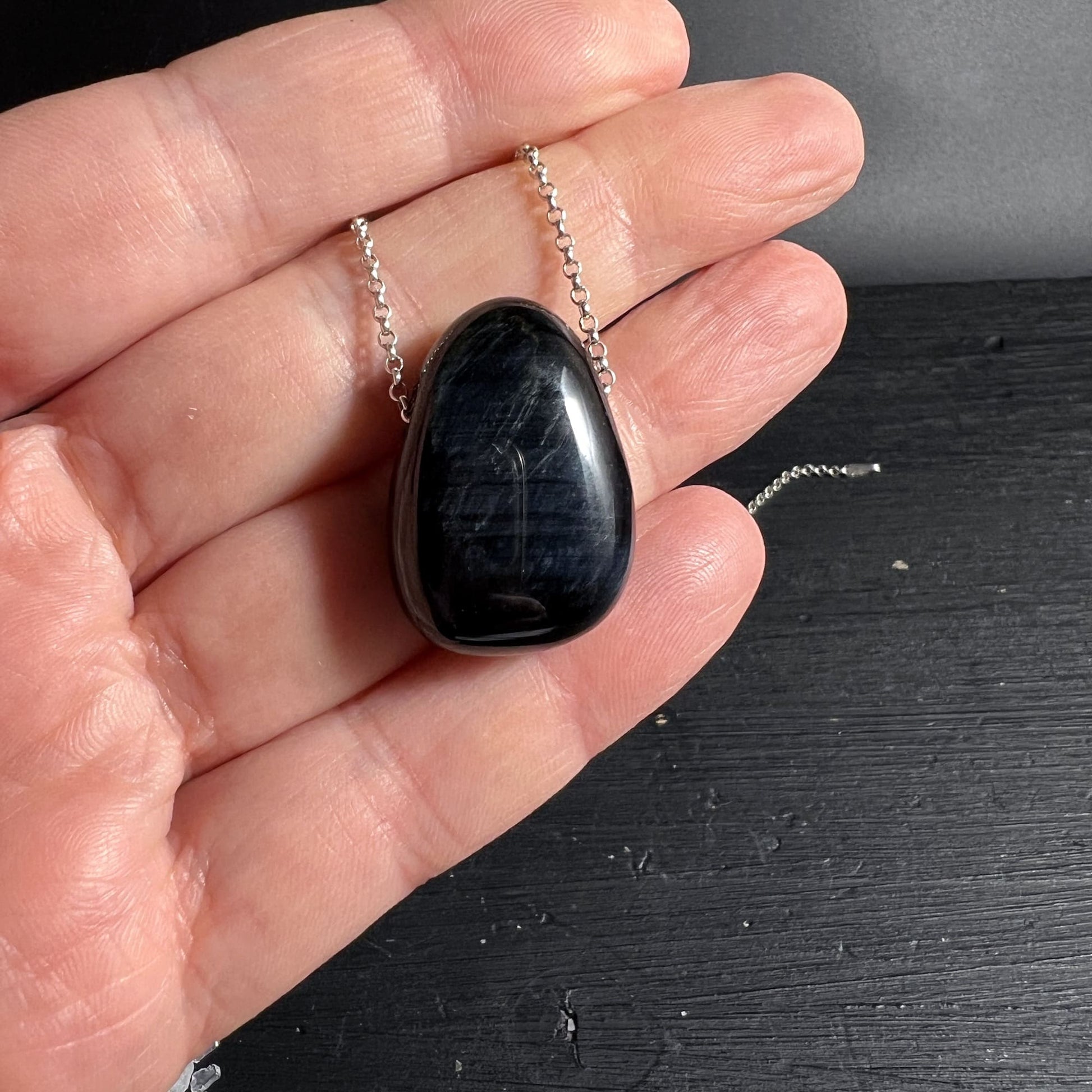 Blaues Falkenauge Tropfenanhänger gebohrt, am schwarzen Band | Happy Minerals