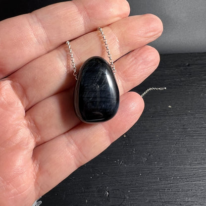 Blaues Falkenauge Tropfenanhänger gebohrt, am schwarzen Band | Happy Minerals