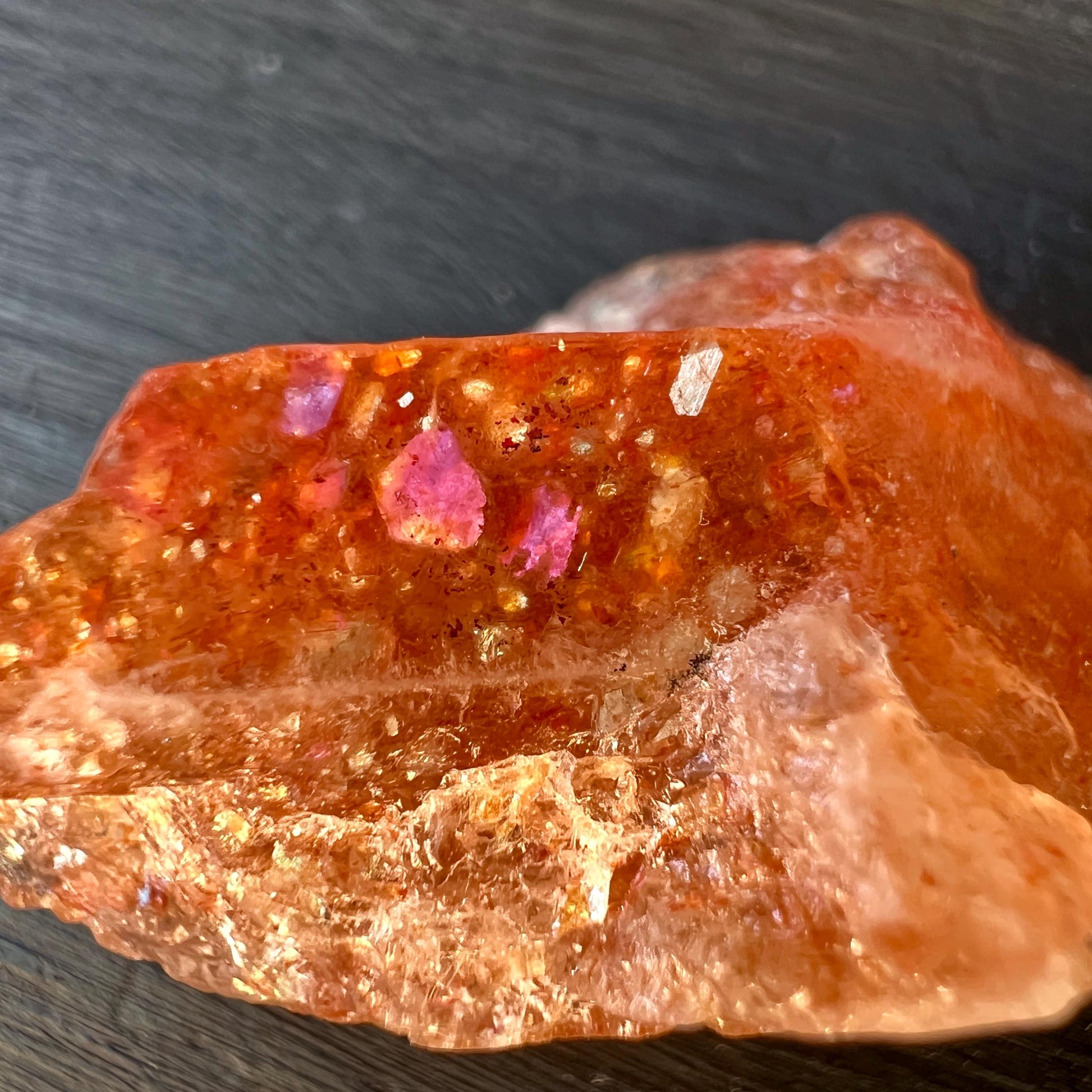 Bunter, echter Konfetti Sonnenstein Nahaufnahme | aus Kilosa | Happy Minerals