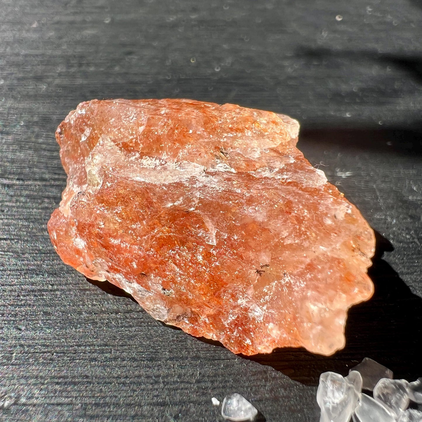 Bunter, echter Konfetti Sonnenstein im Licht | aus Kilosa | Happy Minerals