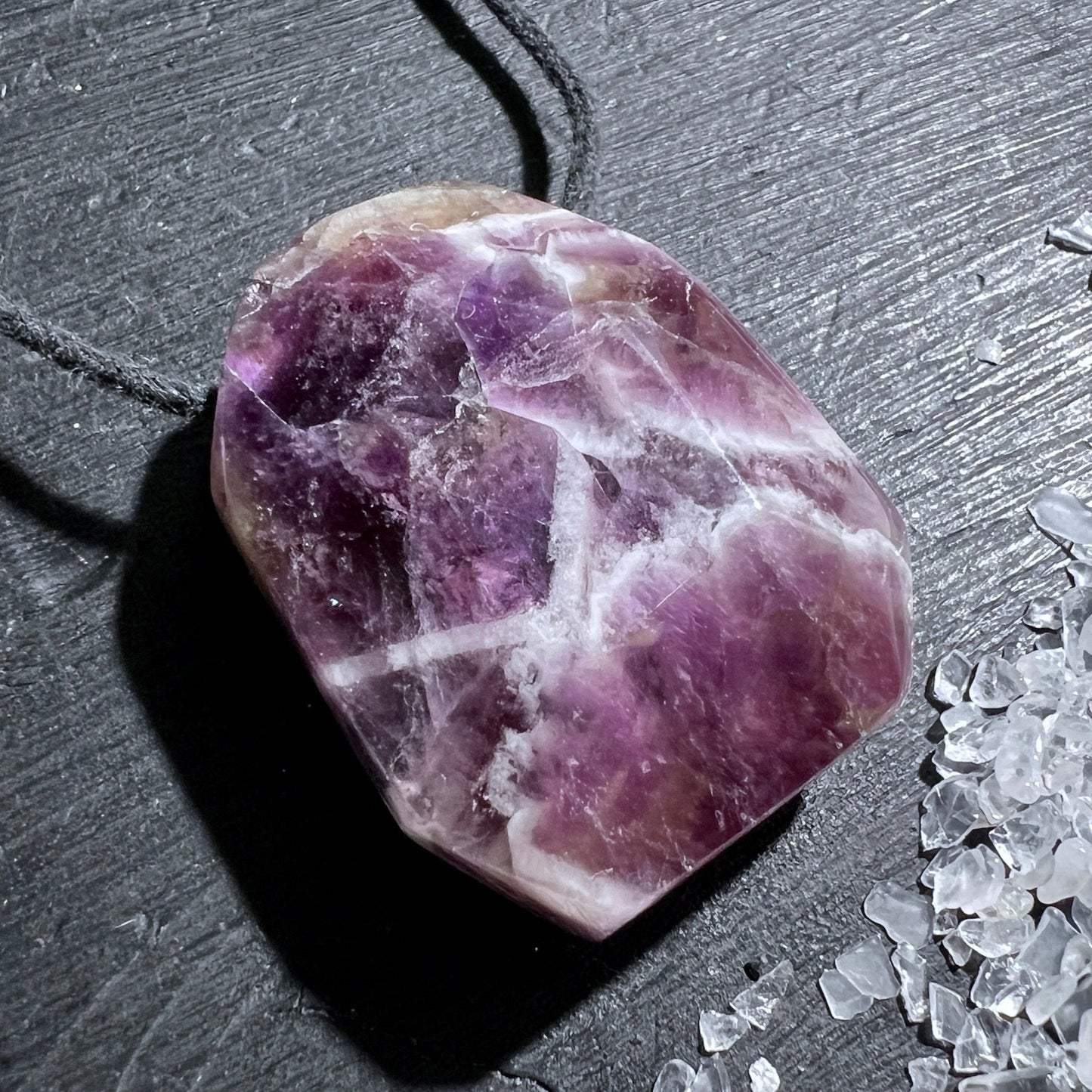 Chevron Amethyst Anhänger, Polygon Form, gebohrt. | Happy Minerals