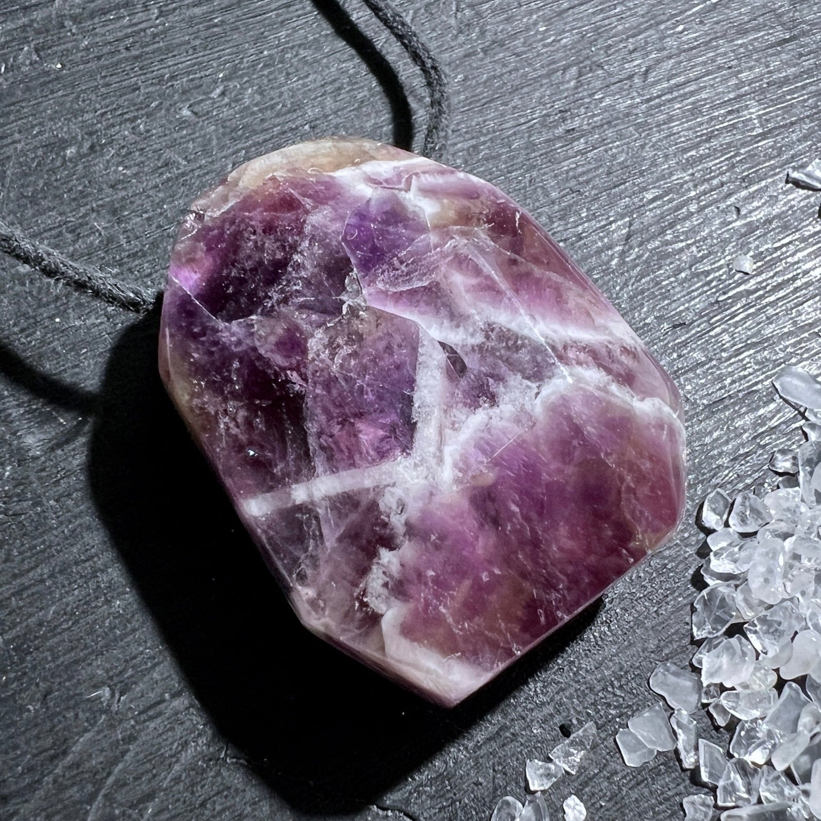 Chevron Amethyst Anhänger, Polygon Form, gebohrt. | Happy Minerals