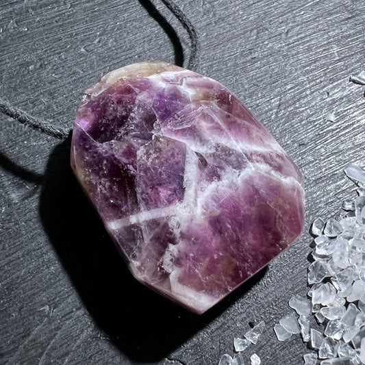 Chevron Amethyst Anhänger, Polygon Form, gebohrt. | Happy Minerals