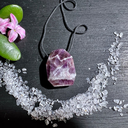 Chevron Amethyst Anhänger, Polygon Form, gebohrt. Mit Band.  | Happy Minerals