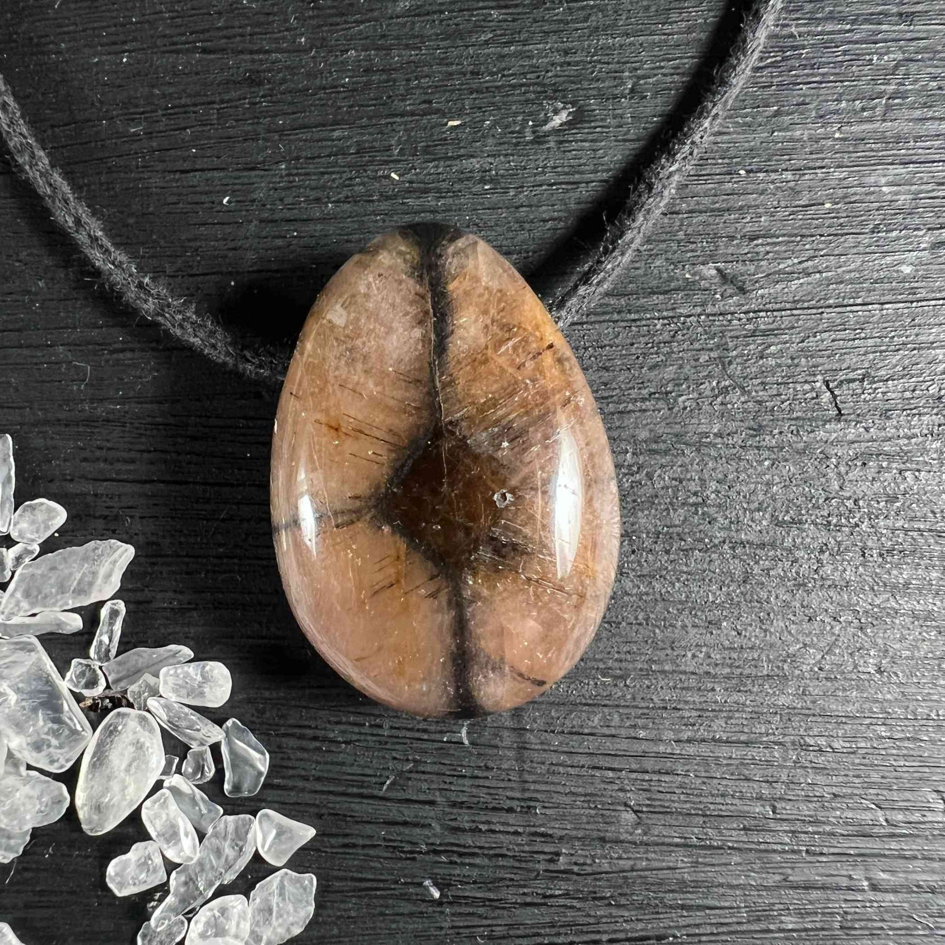 Chiastolith Anhänger - Kreuzstein mit Band, von Vorne | Happy Minerals