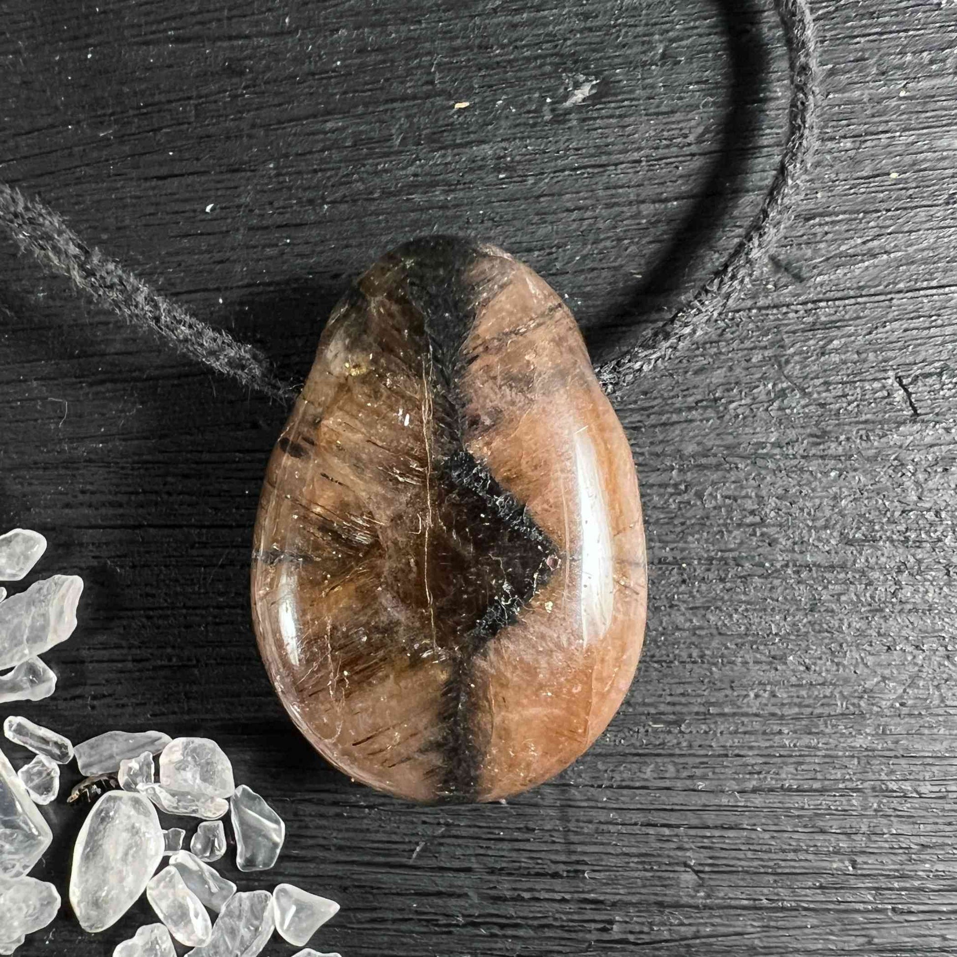 Chiastolith Anhänger - Kreuzstein mit Band, Rückseite | Happy Minerals