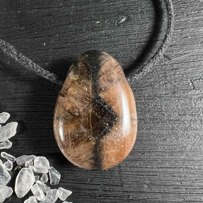 Chiastolith Anhänger - Kreuzstein mit Band, Rückseite | Happy Minerals