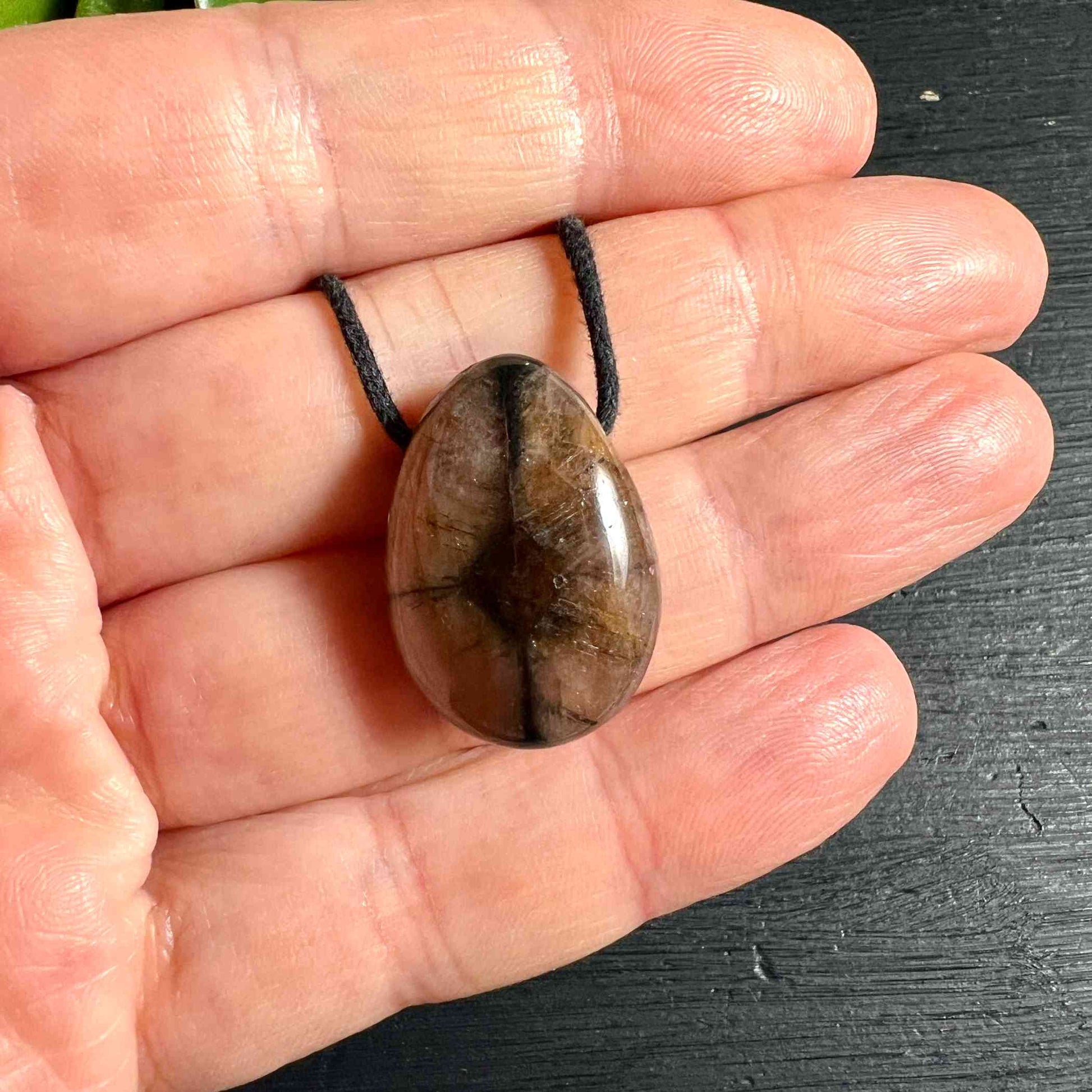 Chiastolith Anhänger - der Kreuzstein, in der Hand | Happy Minerals