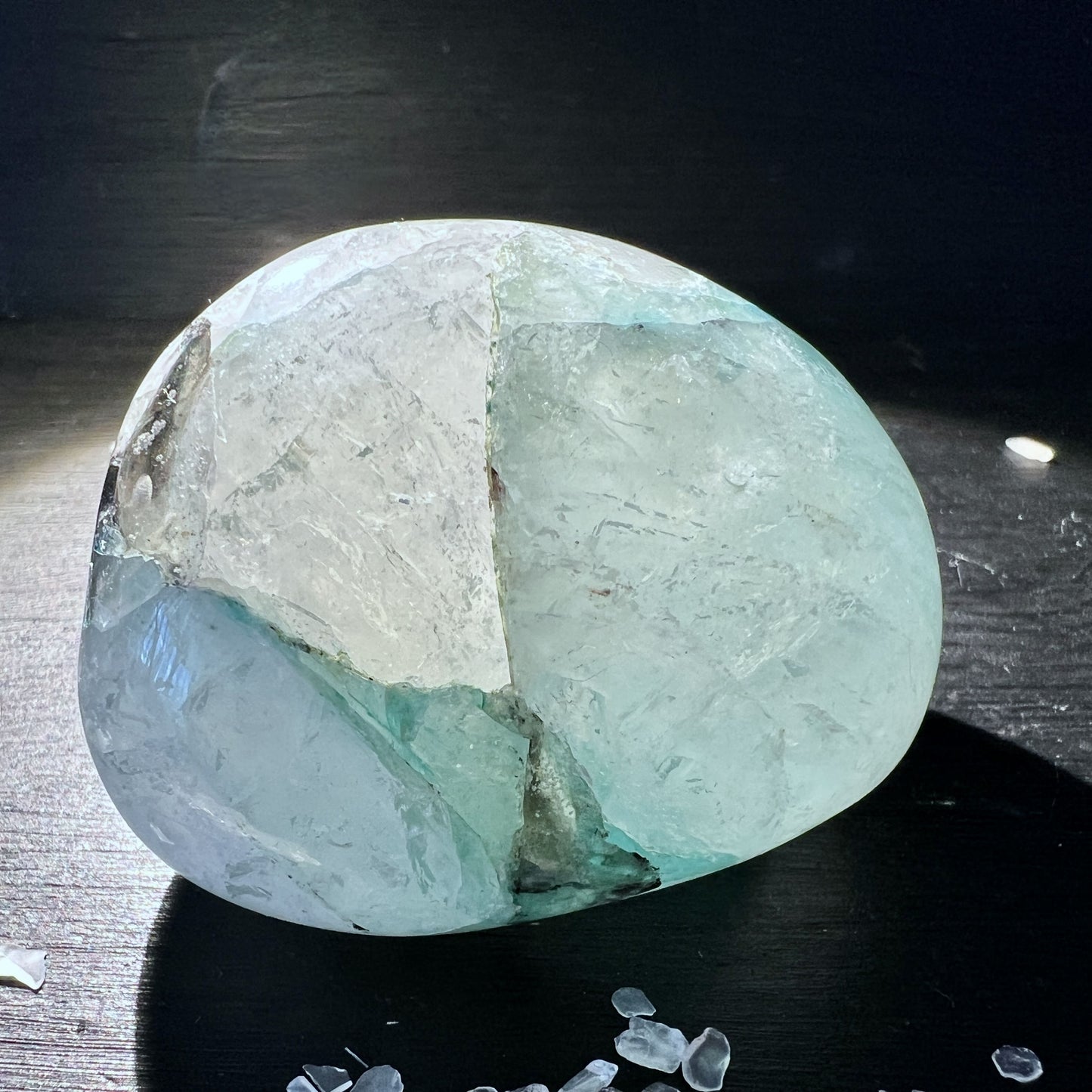 Chrysokoll Quarz Handschmeichler | mit Hintergrundlicht | Happy Minerals