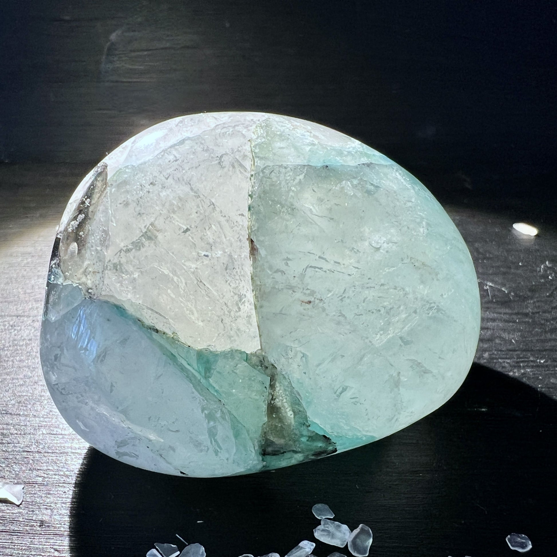 Chrysokoll Quarz Handschmeichler | mit Hintergrundlicht | Happy Minerals