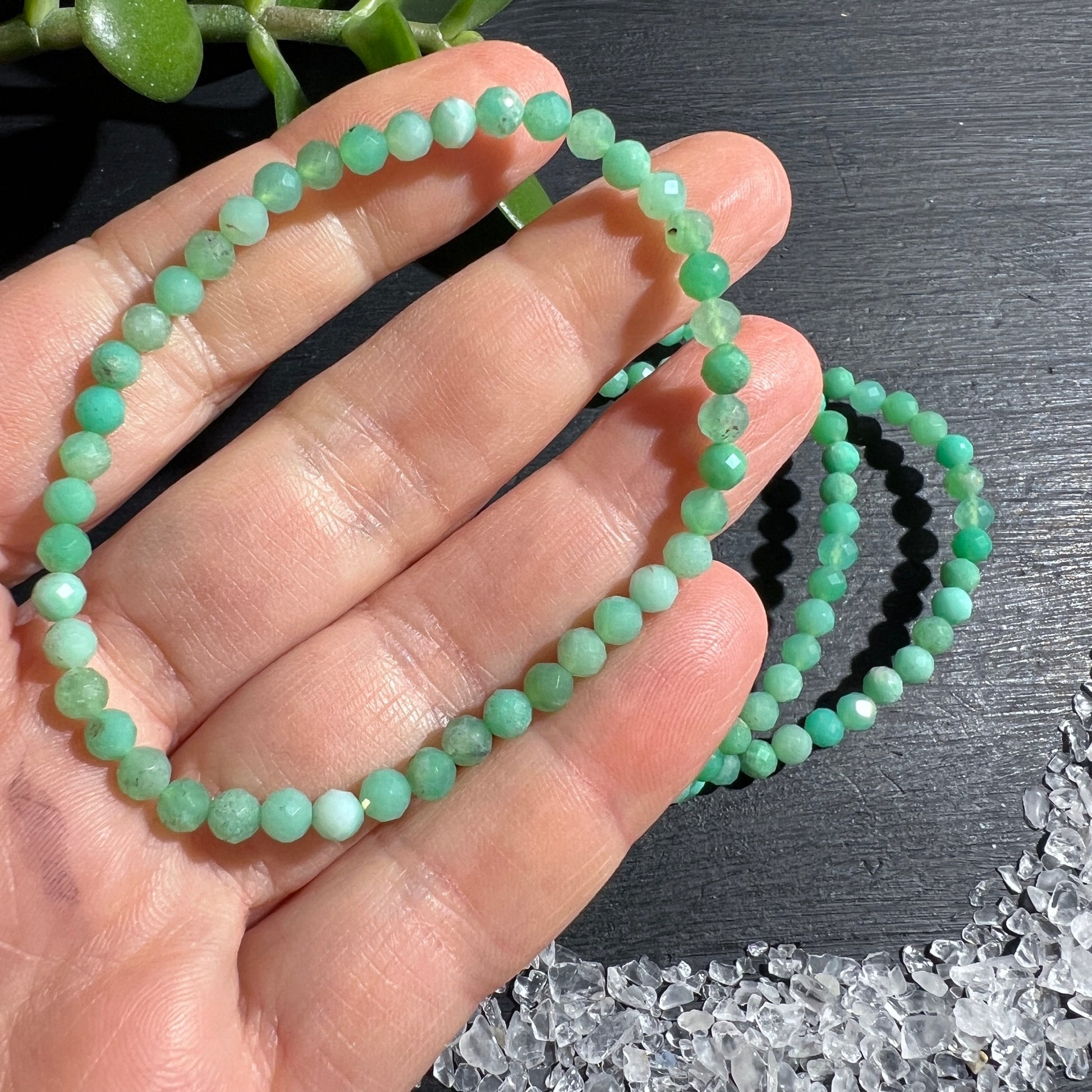 Chrysopras Armband – mit facettierten 4mm Perlen und einer elastischen Länge ca. 19cm. | Happy Minerals