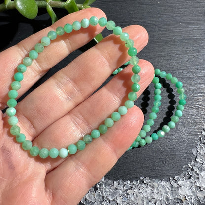Chrysopras Armband – mit facettierten 4mm Perlen und einer elastischen Länge ca. 19cm. | Happy Minerals