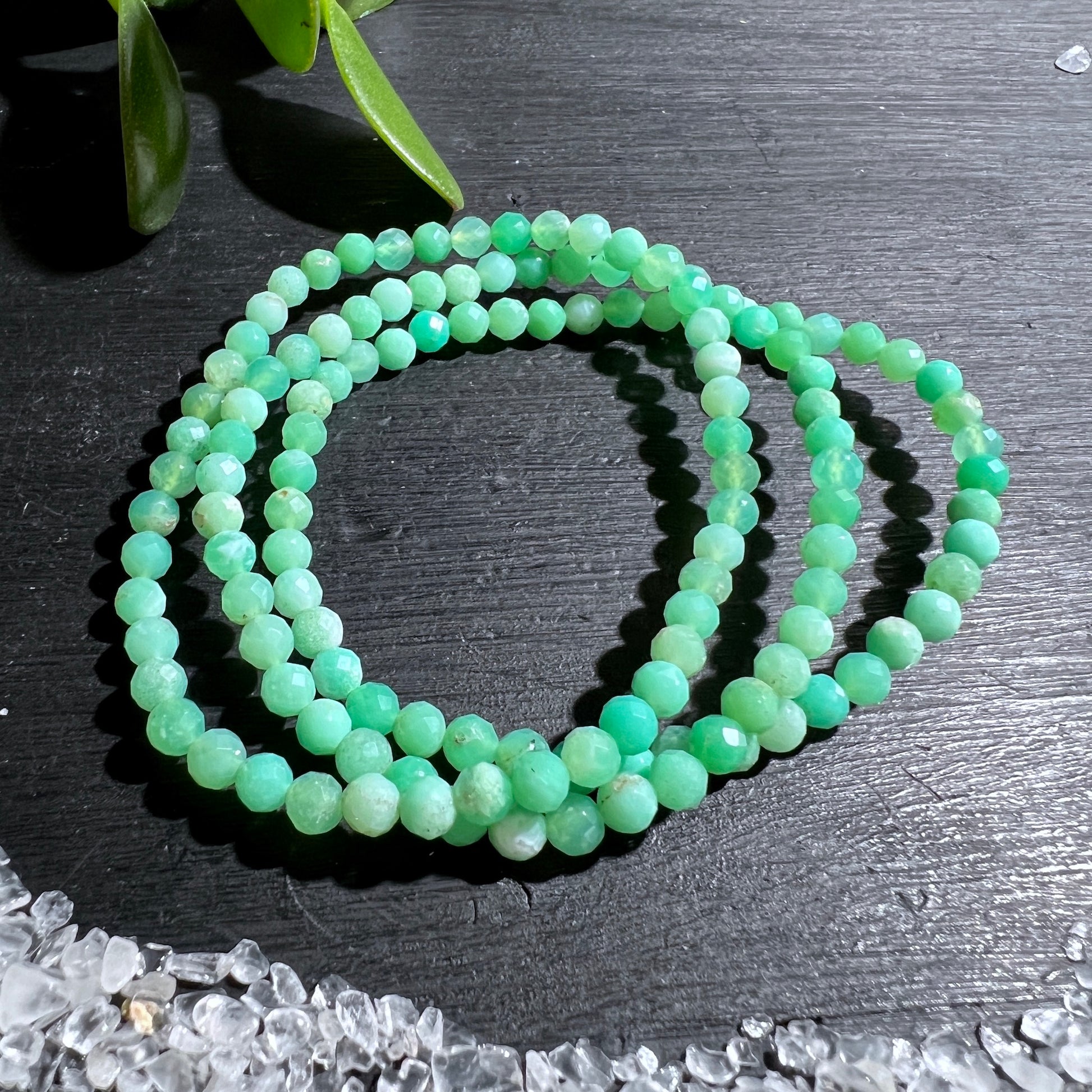 Chrysopras Armband – mit facettierten 4mm Perlen und einer elastischen Länge von ca. 19cm. | Happy Minerals