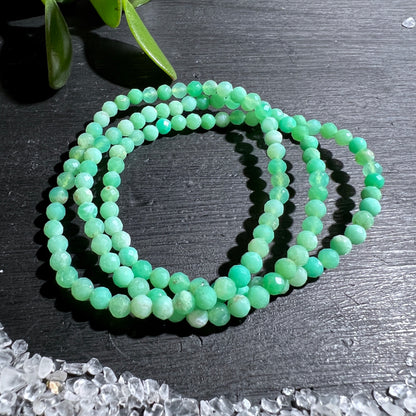 Chrysopras Armband – mit facettierten 4mm Perlen und einer elastischen Länge von ca. 19cm. | Happy Minerals