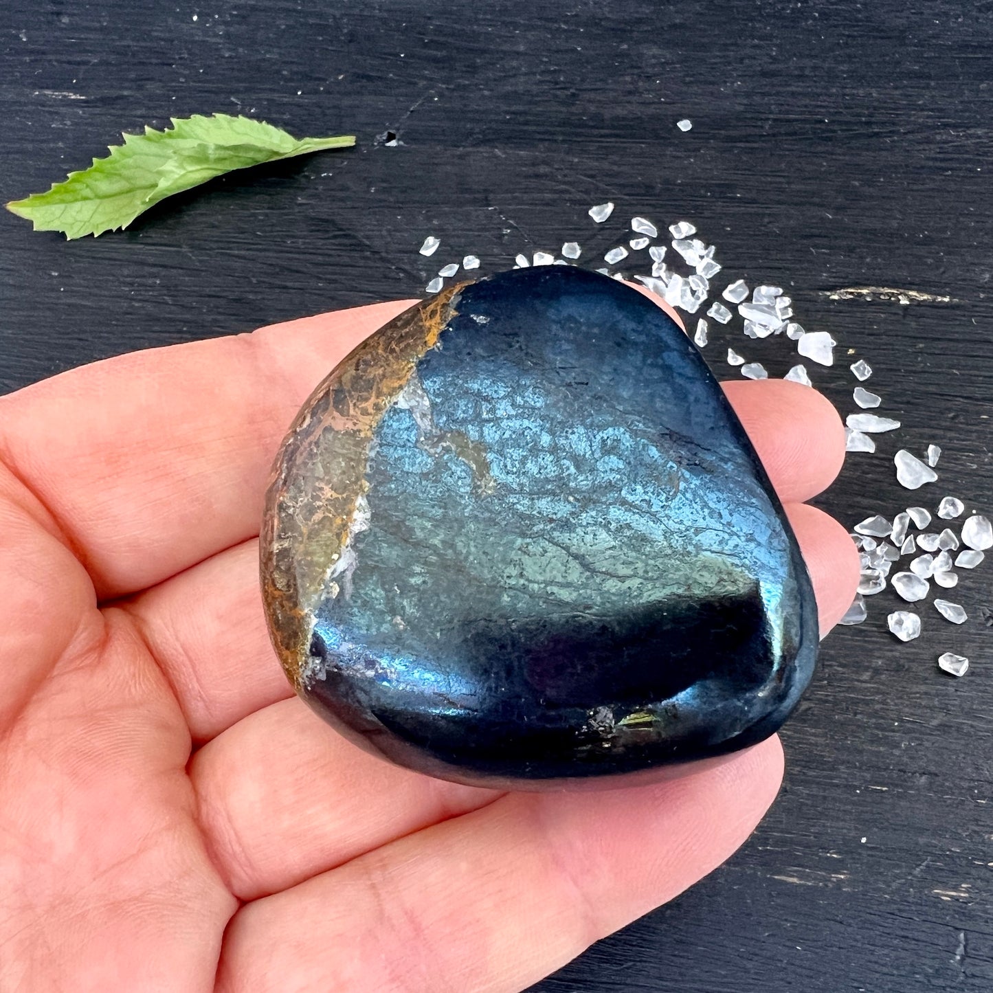 Covellin Handschmeichler, metallisch-blau glänzend, in der Hand | Happy Minerals