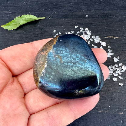 Covellin Handschmeichler, metallisch-blau glänzend, in der Hand | Happy Minerals