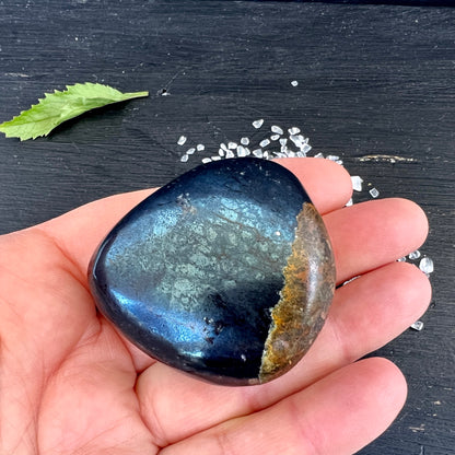 Covellin Handschmeichler, metallisch-blau glänzend, in der Hand, andere Seite | Happy Minerals