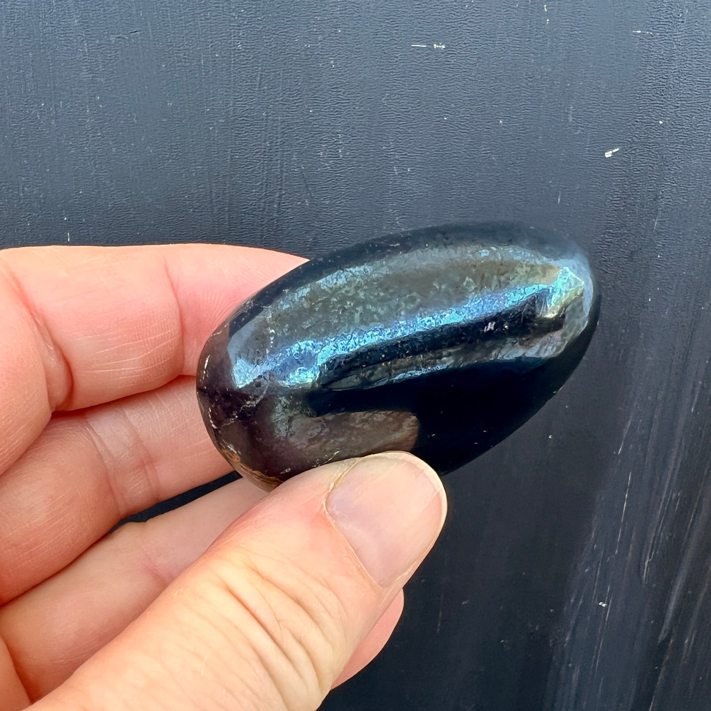Covellin Handschmeichler, seitlich, seltenes Kupfersulfid | Happy Minerals
