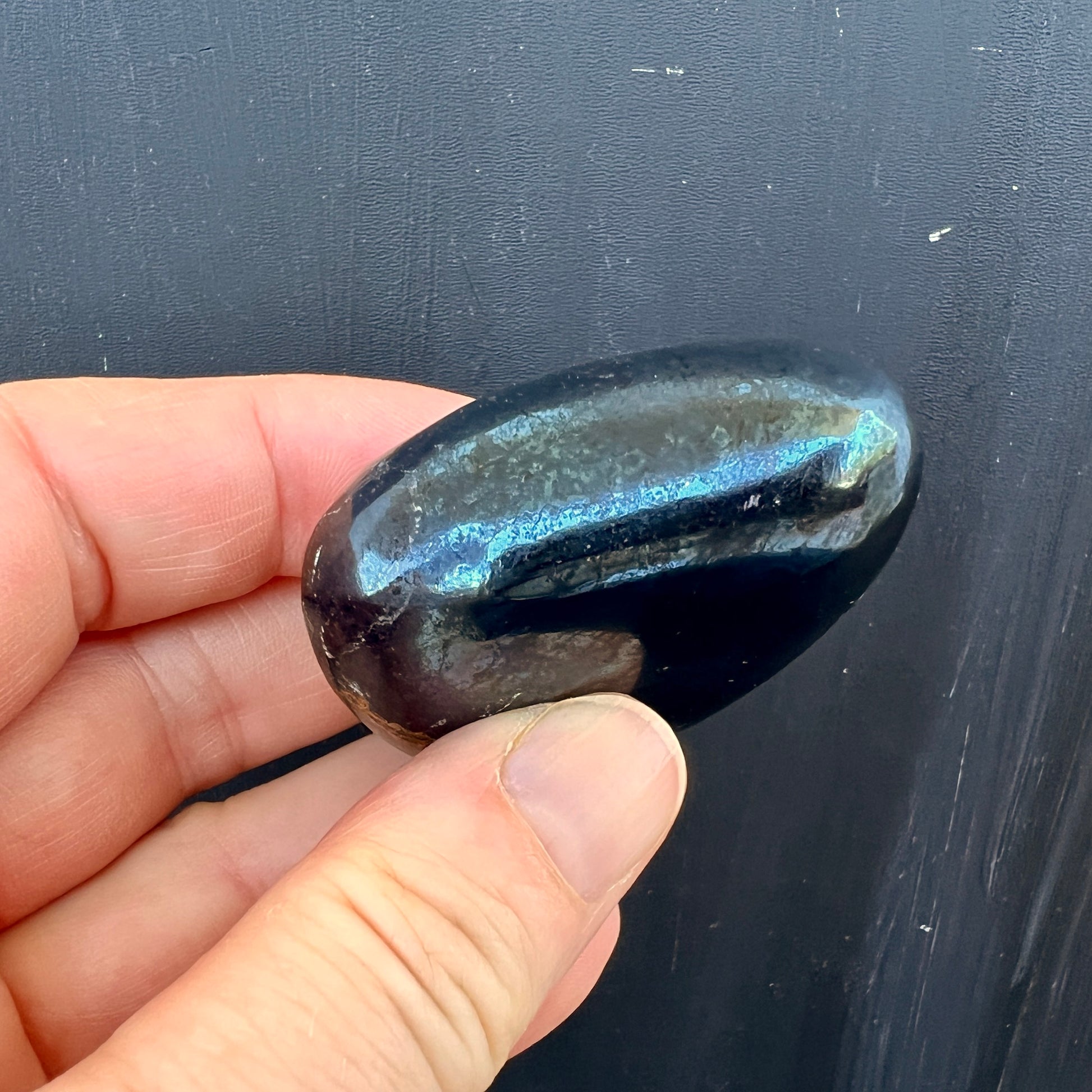 Covellin Handschmeichler, seitlich, seltenes Kupfersulfid | Happy Minerals